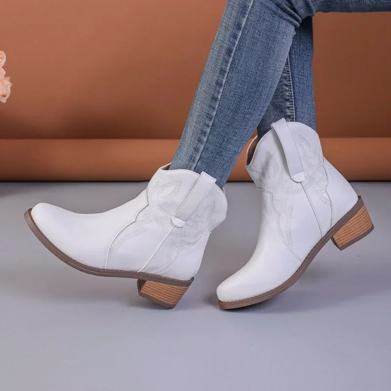 Белые ковбойские ботильоны для женщин 2023, модные ковбойские ботинки в западном стиле, женская повседневная обувь с круглым носком и вышивкой