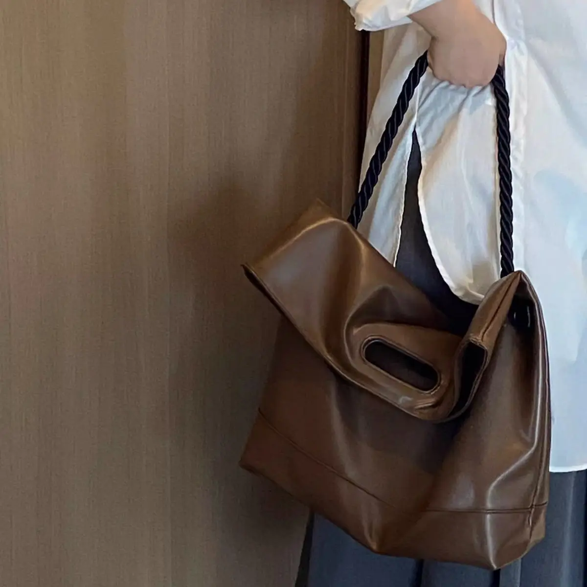 Большая вместимость для женщин 2023 Новая сумка на одно плечо, минималистичная большая сумка для поездок на работу, универсальные сумки для каналов Модная распродажа
