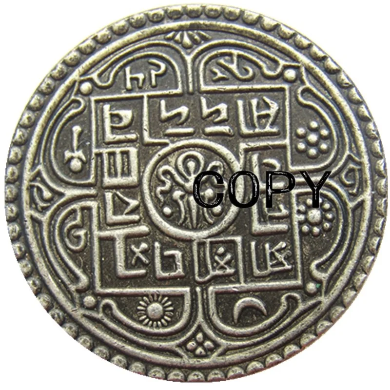 В (14) экземплярах древних индийских монет, покрытых серебром