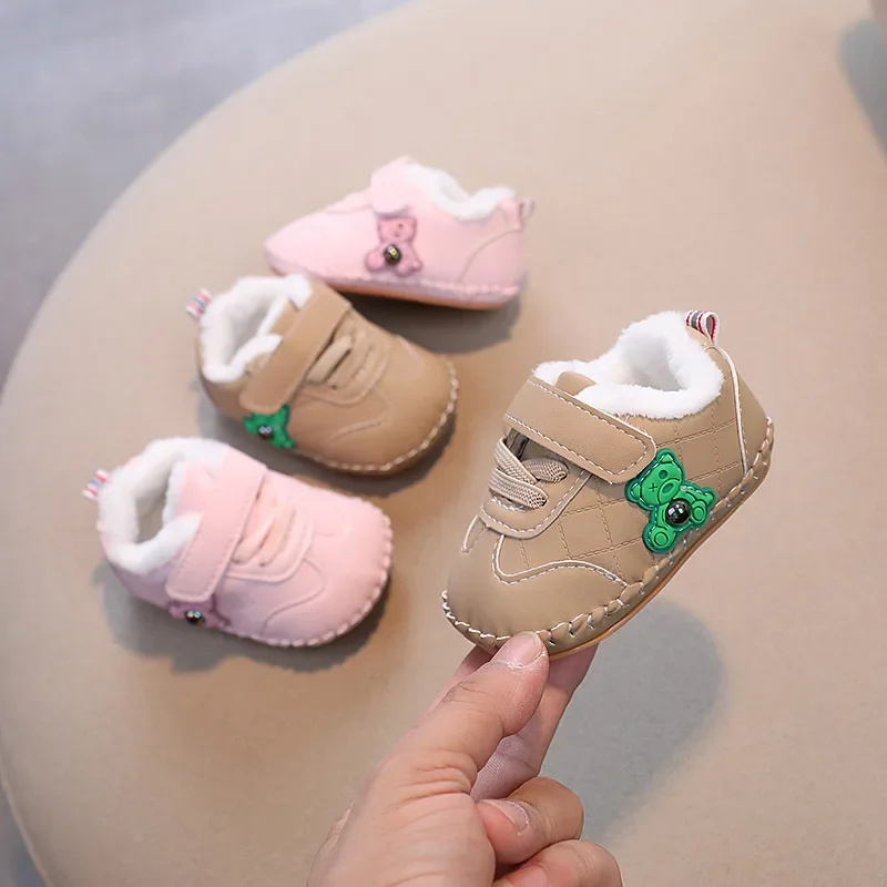 Детская обувь для мальчиков и девочек, обувь для малышей, плюшевая и толстая хлопчатобумажная обувь для детей от 0 до 1 года на полумягкой подошве, осень-зима