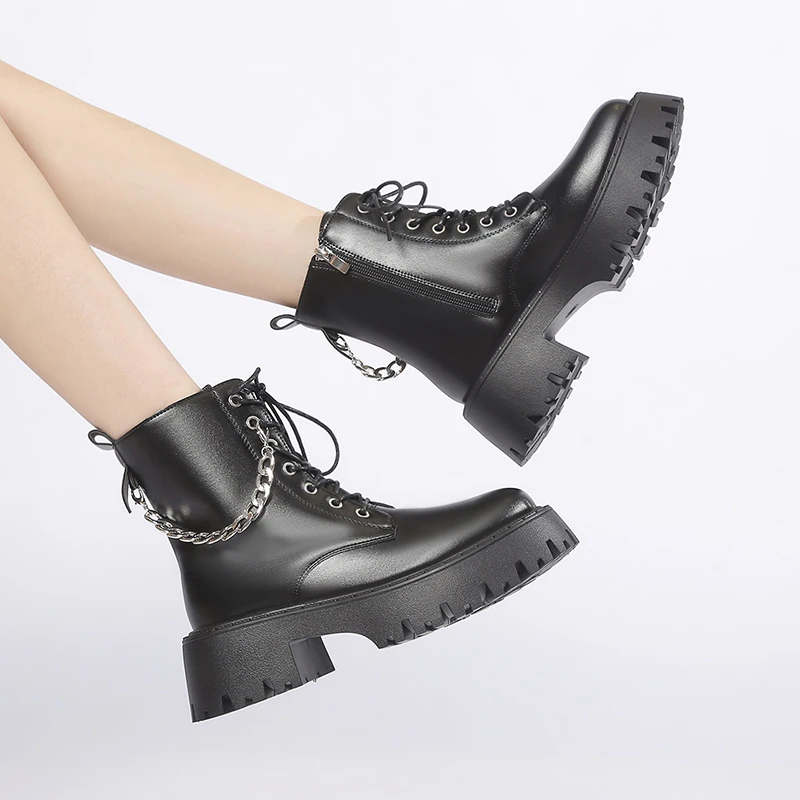 Женская обувь с цепочкой, новинка 2023 года, британские женские ботинки, мотоциклетные ботинки на платформе с массивным каблуком, высококачественные ботильоны на шнуровке