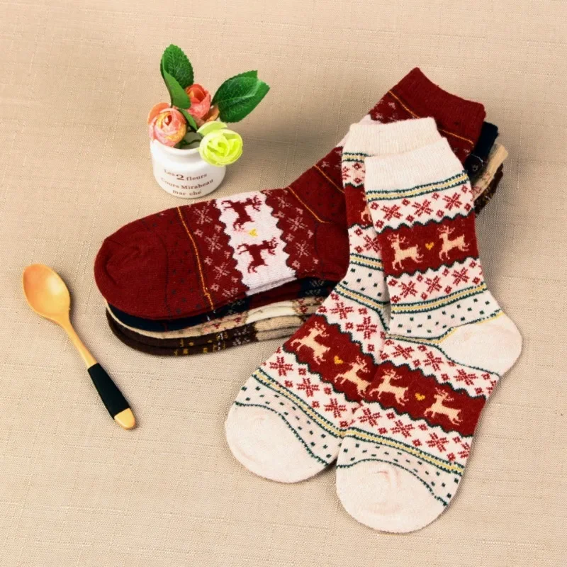 Осенне-зимние шерстяные носки, удобные мягкие носки, оригинальные жаккардовые женские носки средней длины с рождественским оленем для женщин