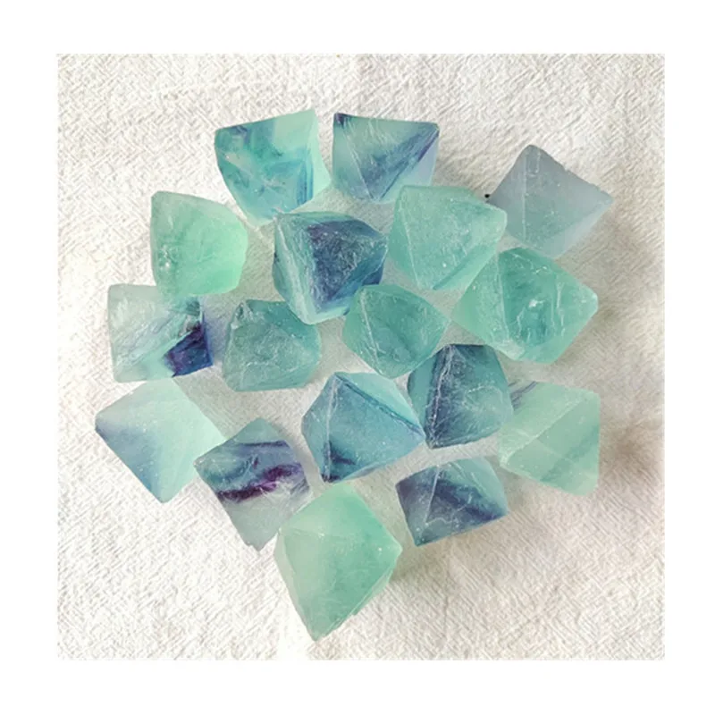Продаются натуральные полированные кристаллы синего флюорита в виде октаэдра, Целебные камни